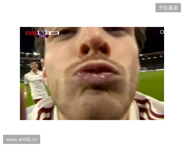 小雷：摄像机都是口水，得管你收费了！赖斯：只是轻吻了一下😂